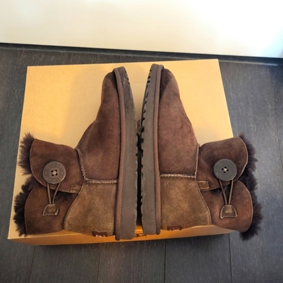 UGG Women's Mini Bailey Button II Winter Boot Size 6 - Picture 3 of 8